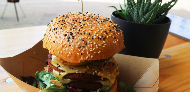 ジャンク&ジューシーなヴィーガン・バーガー / Vegan Junk Food Bar